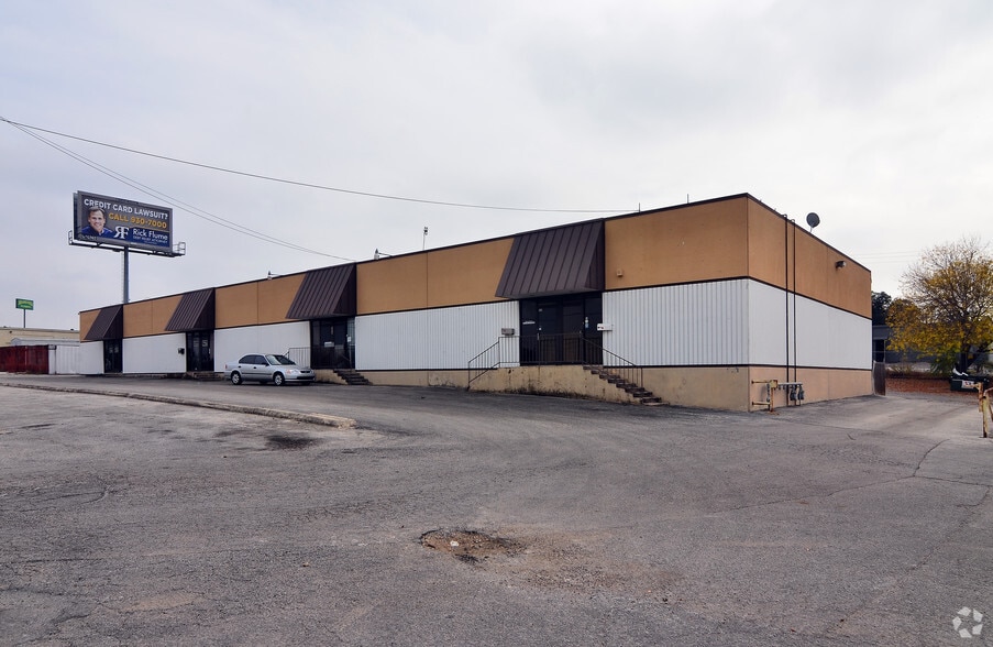 More Photos Of 5426-5440 Schertz Rd, San Antonio Flex For Lease