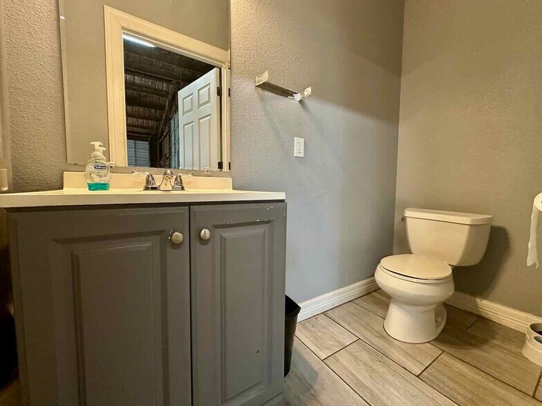 More Photos Of 8351 Bryant Dr, Silsbee Warehouse For Sale