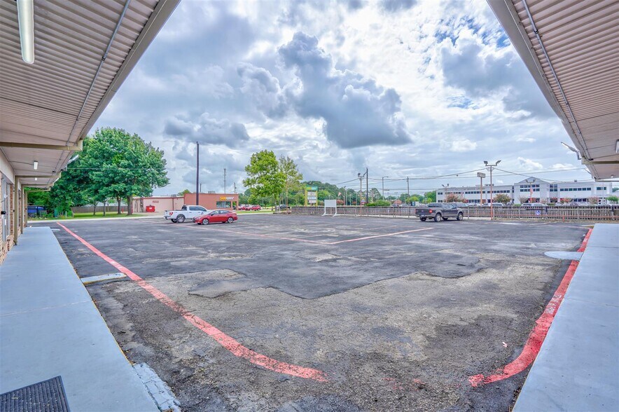 More Photos Of 1301-1309 Sandy Ln, Baytown General Retail For Sale