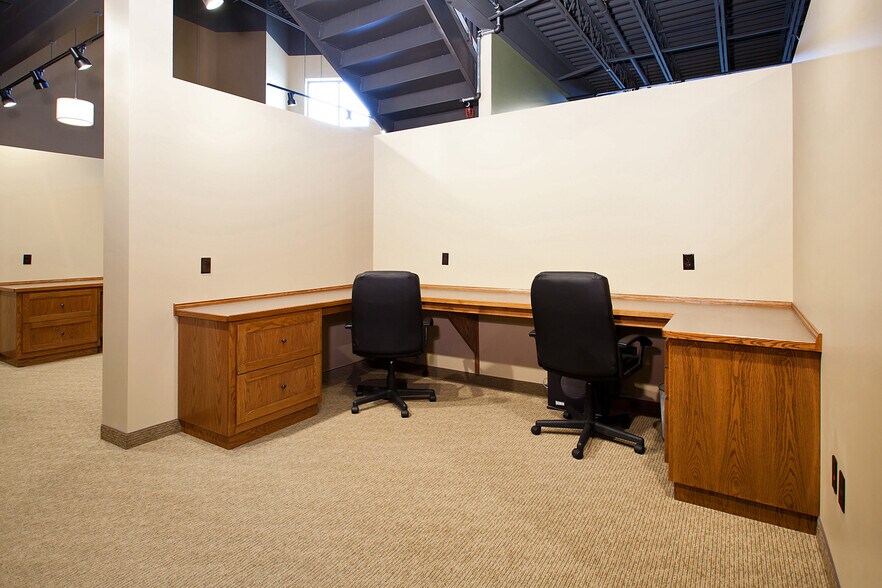 More Photos Of 434 Hale Ave N, Oakdale Office For Sale