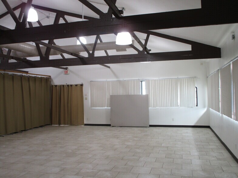 More Photos Of 2006 E Schulman Ave, Garden City General Retail For Lease
