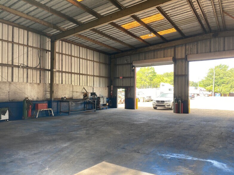 More Photos Of 2100 4th St, Orlando Warehouse For Sale