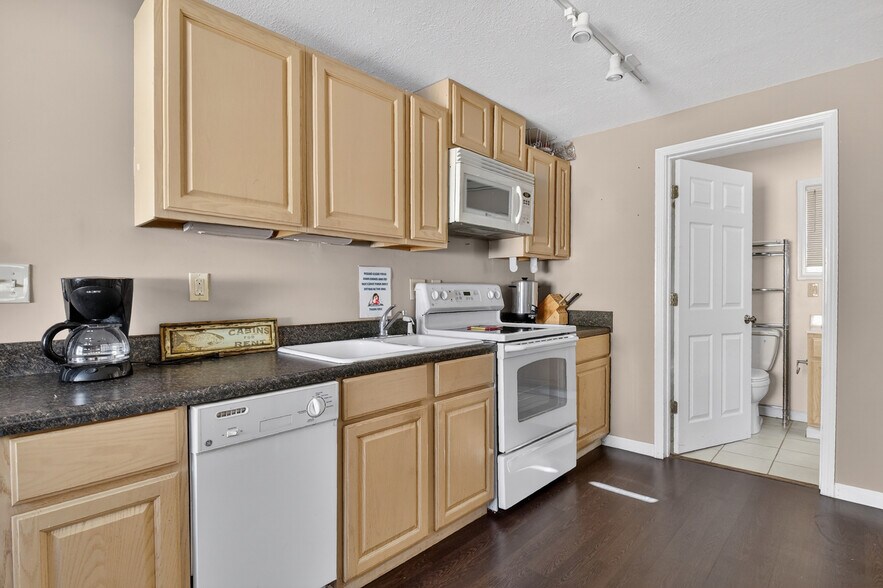 More Photos Of 240 W Main St, Blue Ridge Office For Sale