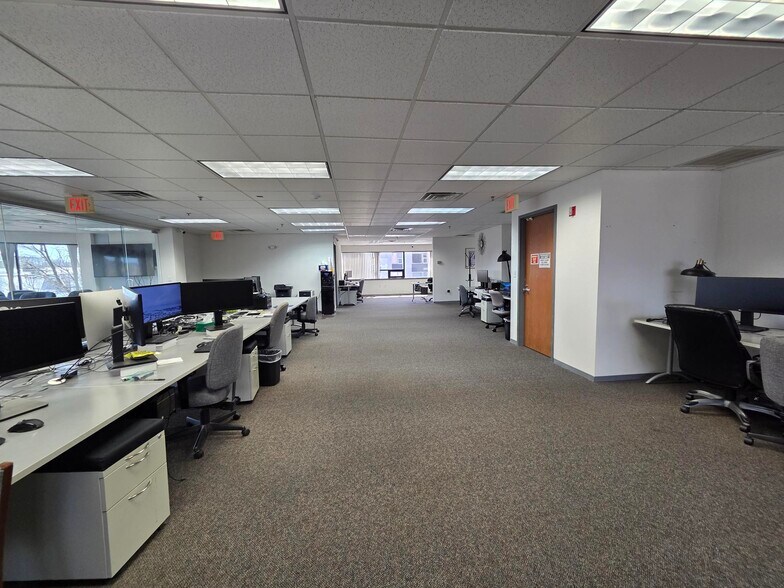 More Photos Of 18 Commerce Way, Woburn Office For Lease