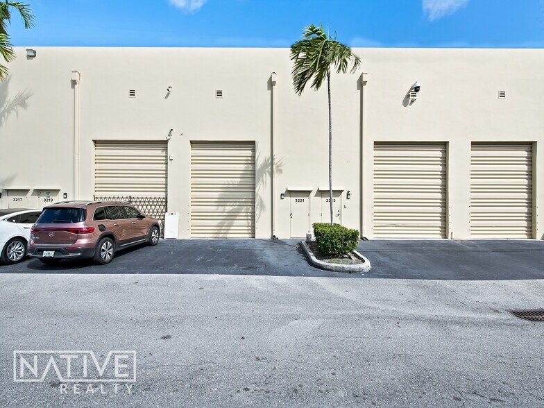 More Photos Of 3211-3225 S Andrews Ave, Fort Lauderdale Warehouse For Sale