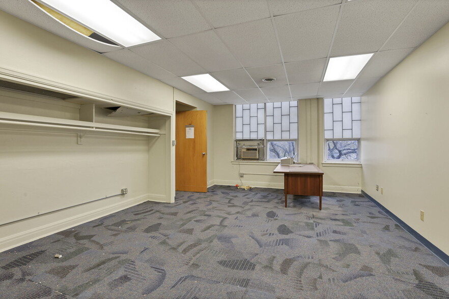 More Photos Of 300 E Auburn Ave, Springfield Office For Sale