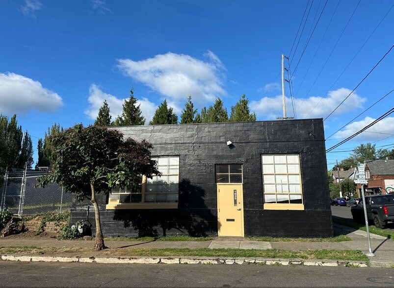 More Photos Of 1835 NE 3rd Ave, Portland Light Manufacturing For Lease