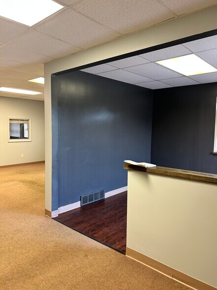 More Photos Of 7878 Gull Rd, Richland Warehouse For Lease