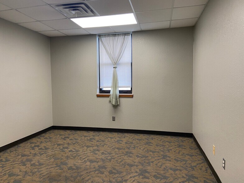 More Photos Of 829 Elks Blvd, Ardmore Office For Sale