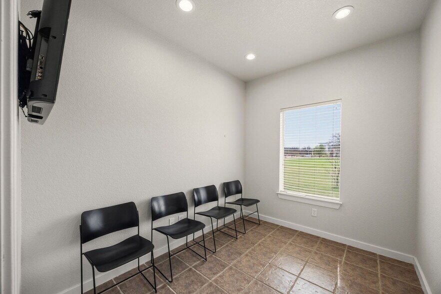 More Photos Of 401 Center Court Dr, Bridgeport Medical For Lease