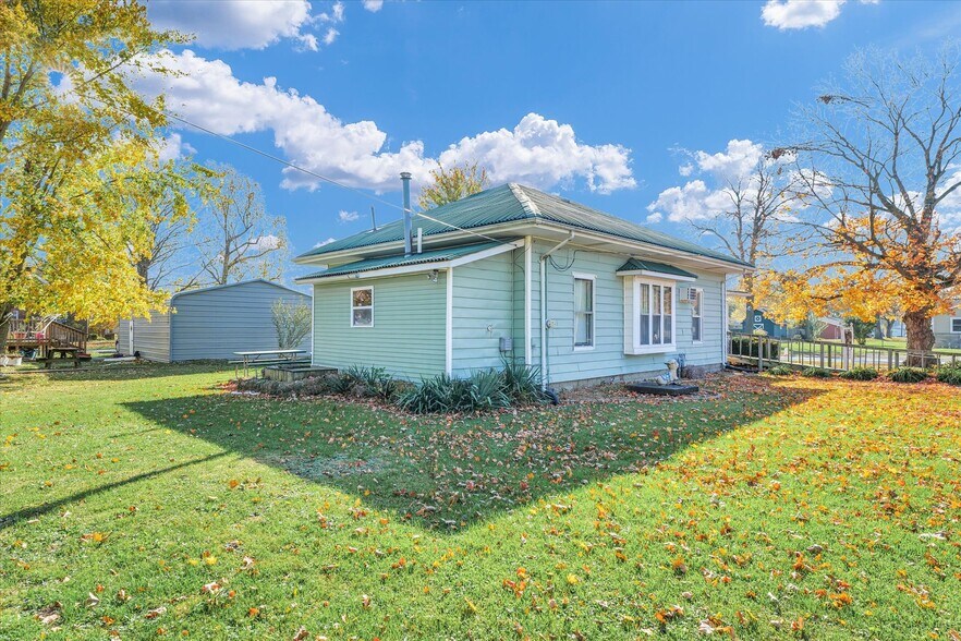 More Photos Of 207 E Main St, Toledo Bar For Sale