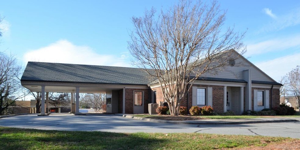 More Photos Of 3201 1st Ave SW, Hickory Bank For Sale