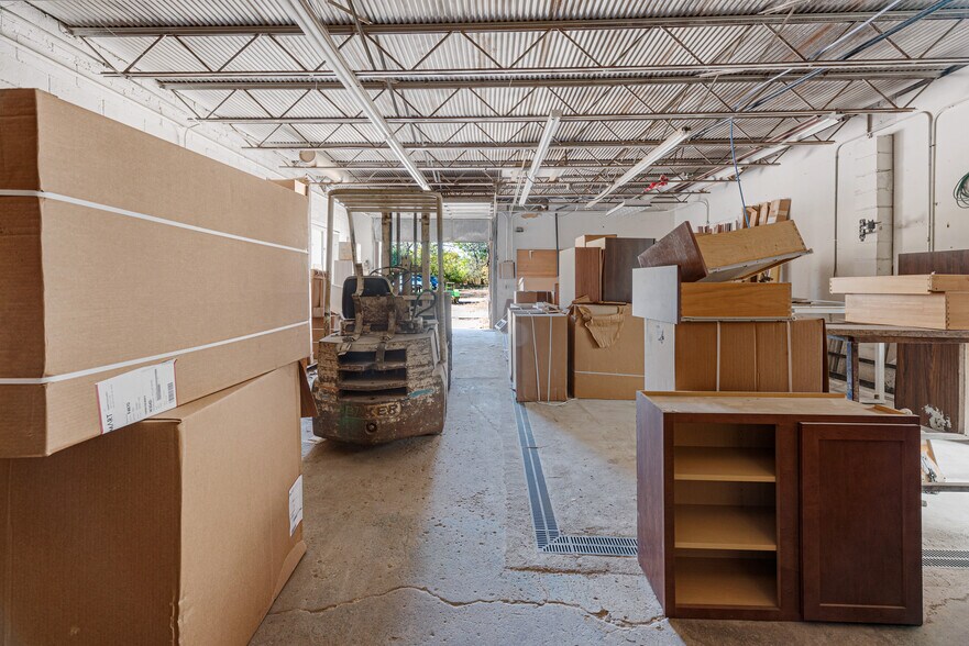 More Photos Of 5213 W Broadway Ave, Minneapolis Auto Dealership For Lease