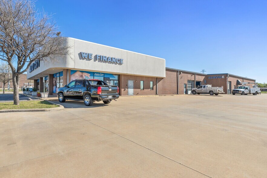 More Photos Of 940 N I-35 E, Lancaster Auto Dealership For Lease