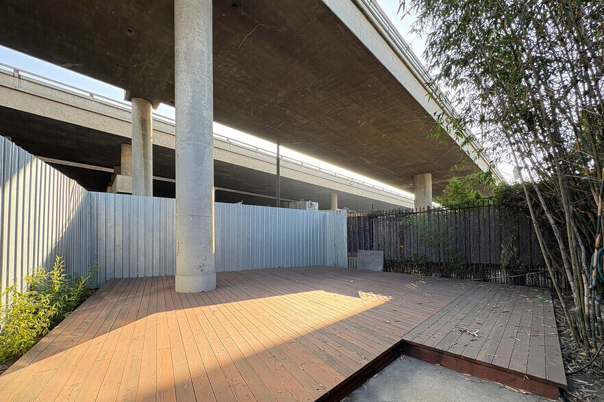 More Photos Of 2448 E 8th St, Los Angeles Warehouse For Lease