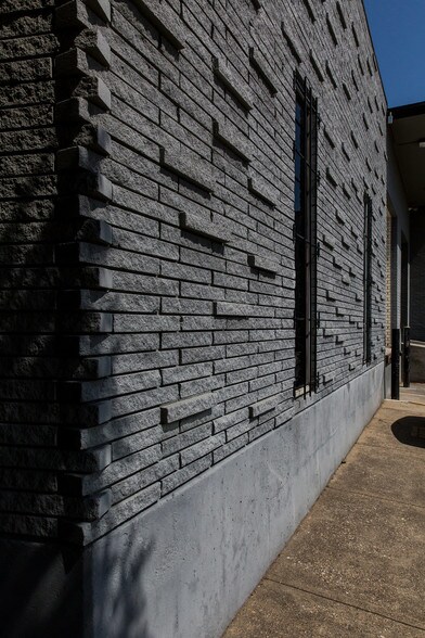 More Photos Of 1539 Round Table Dr, Dallas Light Manufacturing For Sale