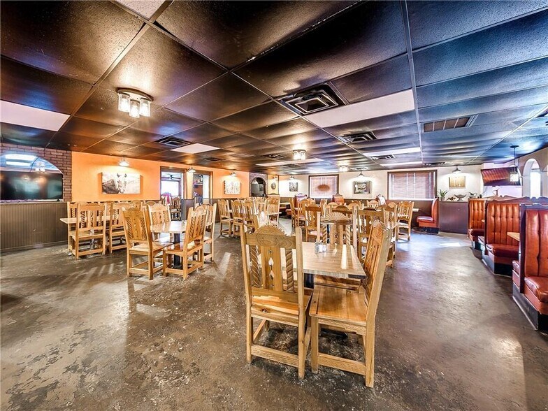 More Photos Of 1901 SW 27th St, El Reno Restaurant For Sale