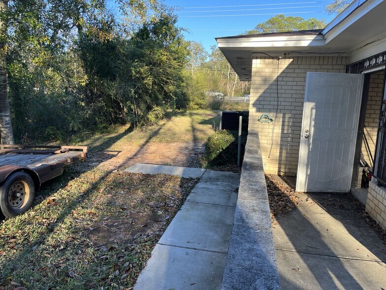 More Photos Of 7621 Pine Forest Rd, Pensacola Convenience Store For Sale