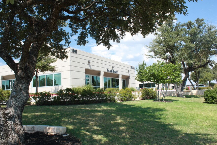 More Photos Of 1101 Arrow Point Dr, Cedar Park Flex For Lease