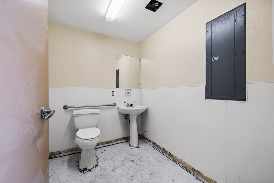 More Photos Of 68766 Perez Rd, Cathedral City Warehouse For Sale