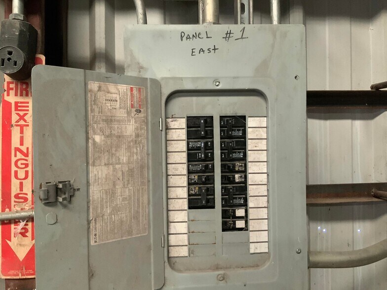 More Photos Of 504 N 2nd St, Carrizo Springs Warehouse For Sale