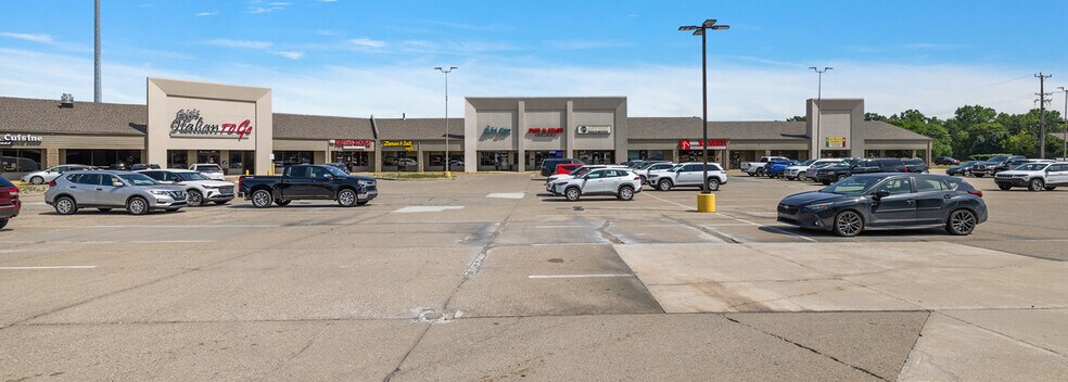 More Photos Of 43201-43301 Garfield Rd, Clinton Township Storefront For Lease