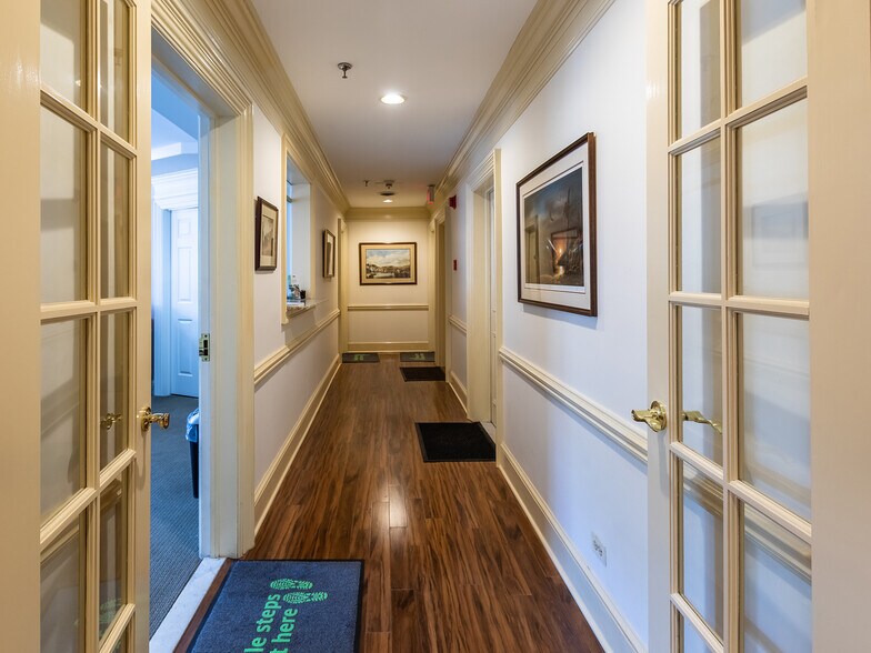 More Photos Of 301 W Roosevelt Rd, Wheaton Office For Lease