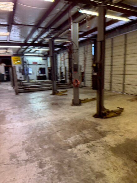More Photos Of 4005 N Navarro St, Victoria Warehouse For Lease