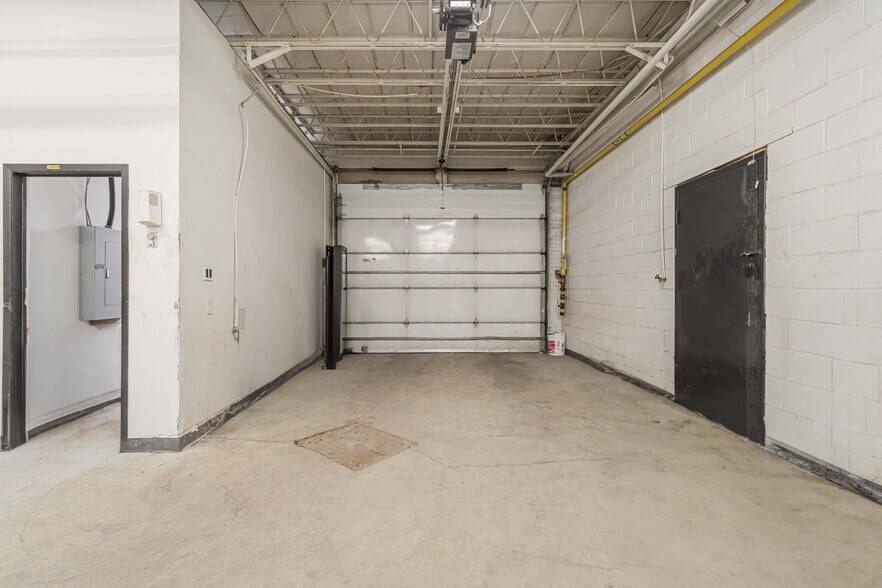 More Photos Of 8515 Av 9e, Montréal Light Manufacturing For Lease