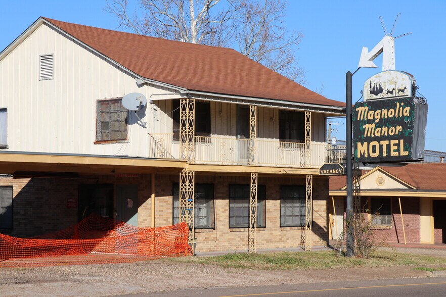 More Photos Of 1220 W 7th St, Texarkana Hotel For Sale
