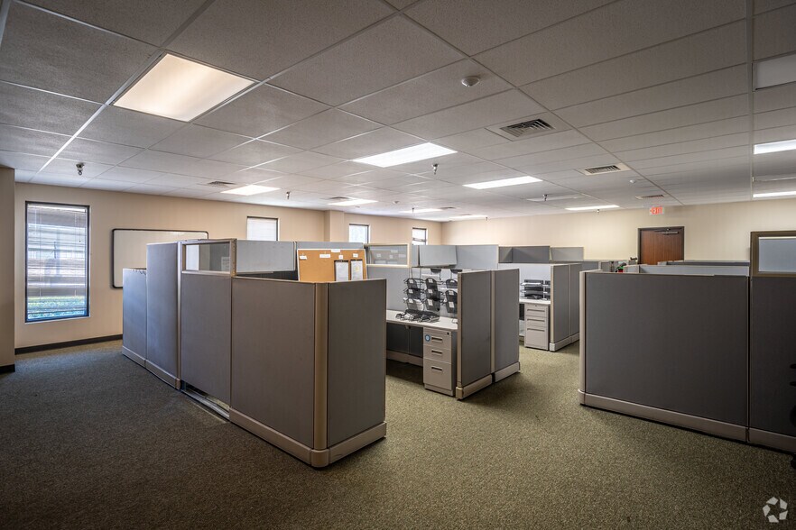 More Photos Of 9450 W Wingfoot Rd, Houston Manufacturing For Lease