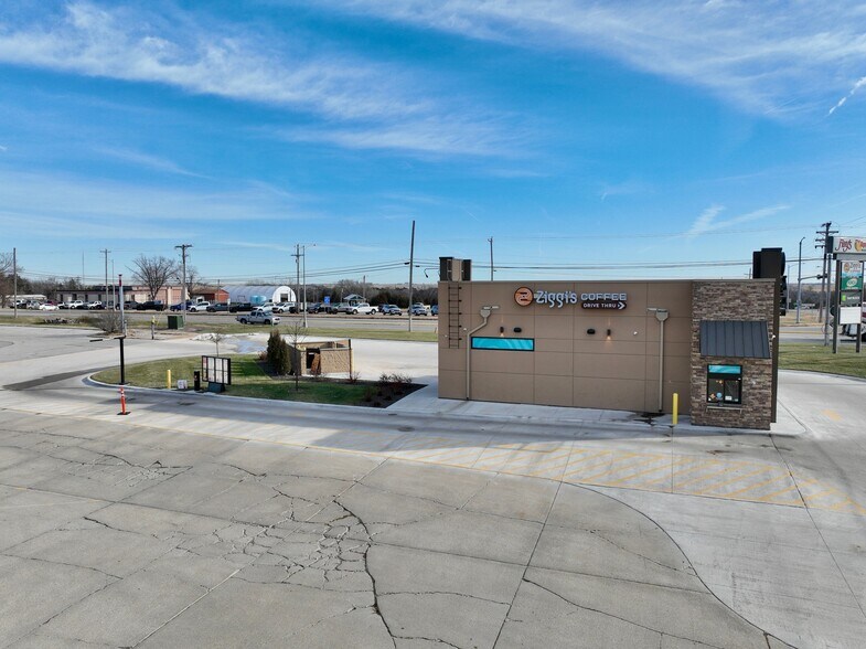 More Photos Of 1409 K St, Fairbury General Retail For Sale