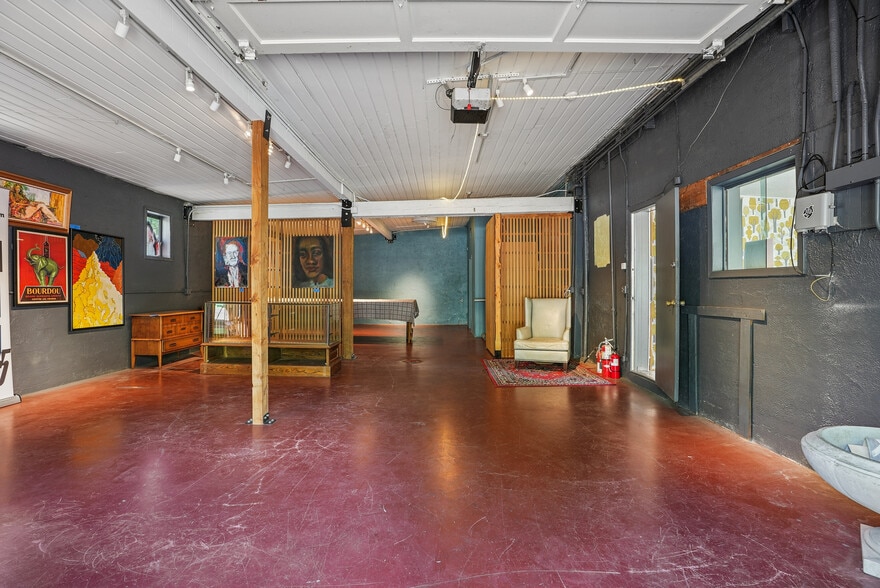 More Photos Of 1114 SE Clay St, Portland Freestanding For Sale