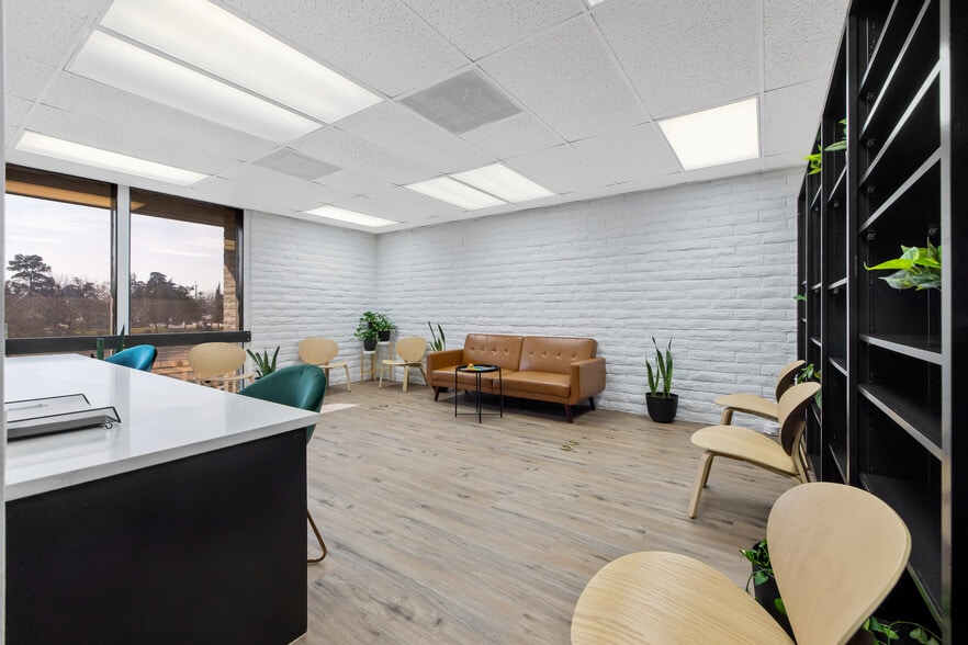 More Photos Of 1620 W Mineral King Ave, Visalia Office For Sale