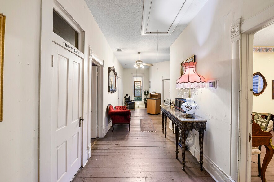 More Photos Of 202 N Newsom St, Mineola General Retail For Sale