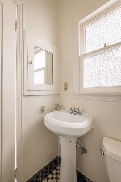 More Photos Of 326 N Sycamore Ave, Los Angeles Apartments For Sale
