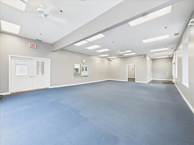 More Photos Of 420 W Northwest Hwy, Barrington Unknown For Lease