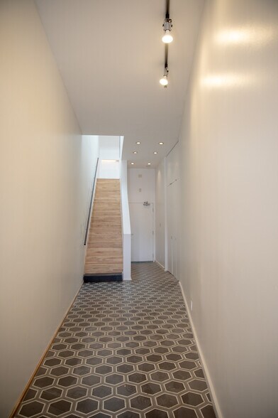 More Photos Of 70-72 Windward Ave, Venice General Retail For Lease