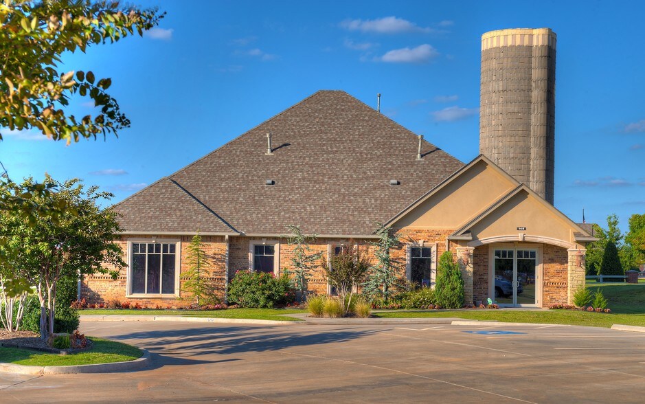 More Photos Of 908 SW 107th St, Oklahoma City Medical For Lease