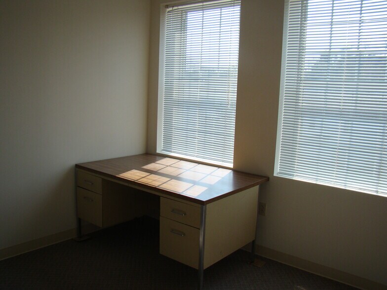 More Photos Of 619 W Main St, Carnegie Flex For Lease