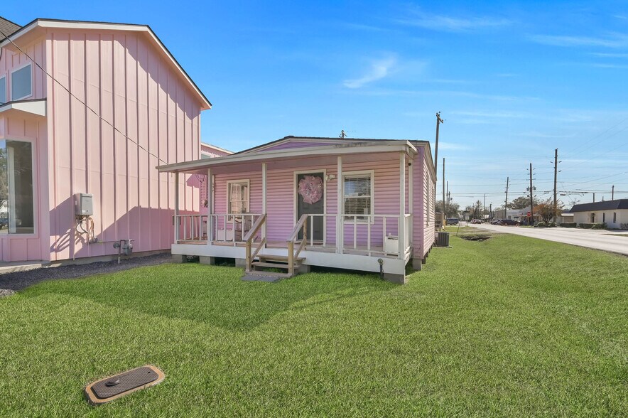 More Photos Of 213 Houston St, Tomball Storefront Retail Office For Lease