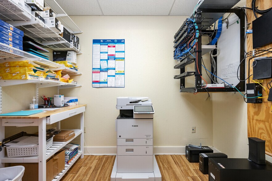 More Photos Of 140 Paloma Dr, Floresville Office For Sale
