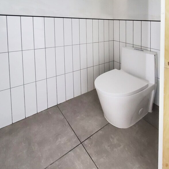 More Photos Of 17 Herkimer Pl, Brooklyn General Retail For Lease