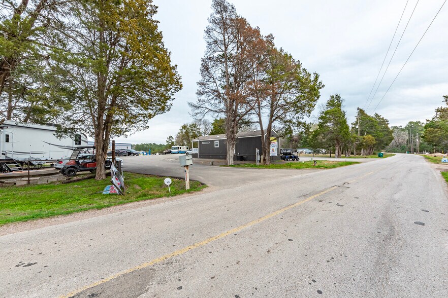 More Photos Of 11400 Thousand Trl, Willis Trailer Camper Park For Sale