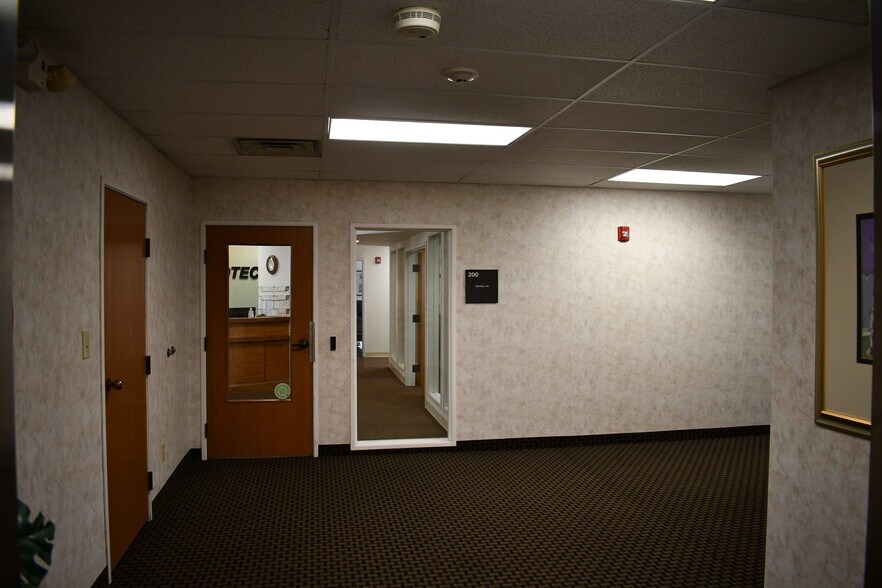 2931 E Dublin Granville Rd, Columbus, OH 43231 Lofts/Showrooms For