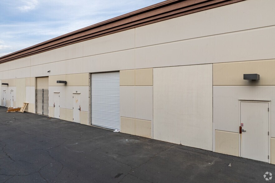 More Photos Of 4421 Gateway Park Blvd, Sacramento Showroom For Lease