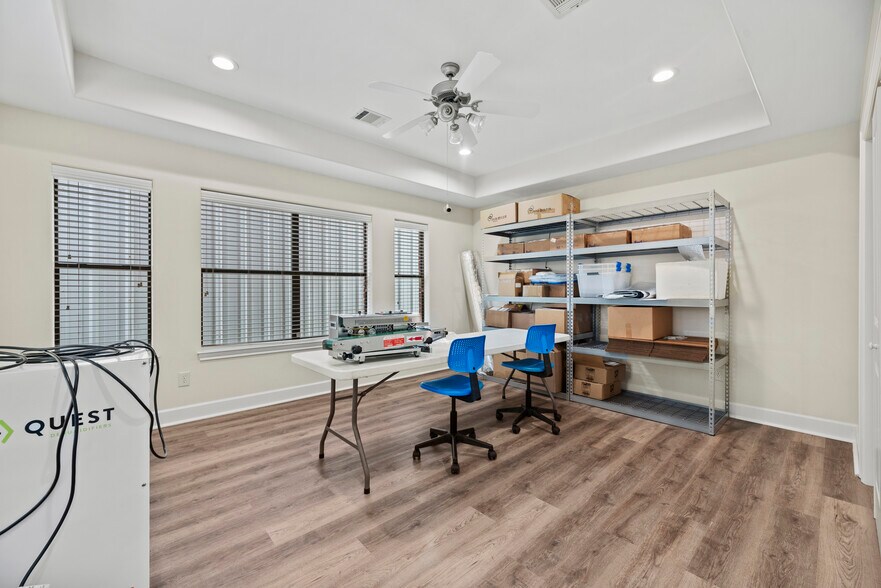 More Photos Of 10400 Main St, Houston Showroom For Lease