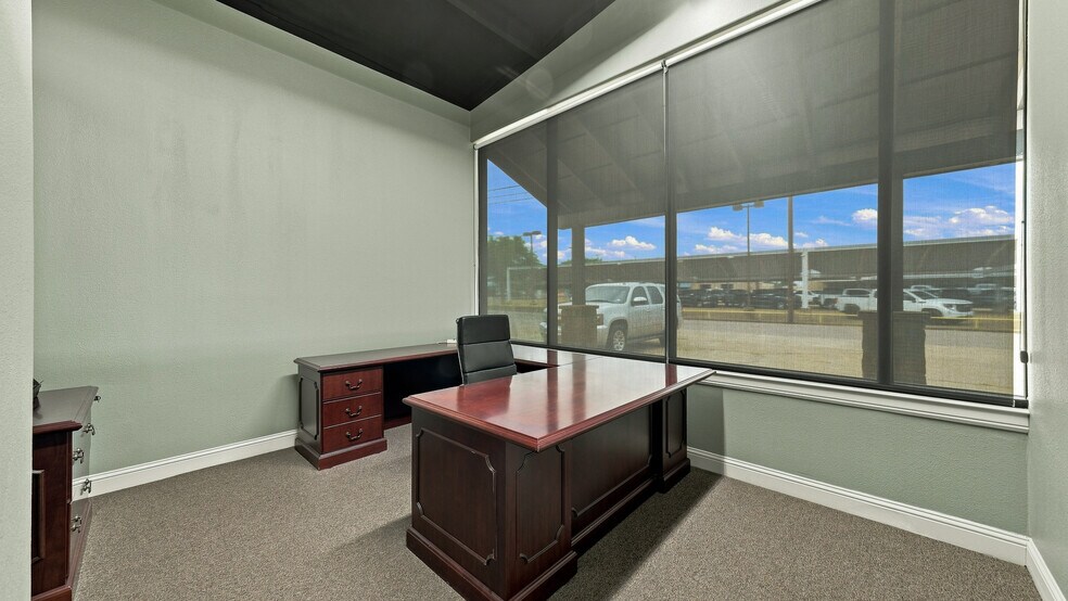 More Photos Of 207 Eastridge Rd, Granbury General Retail For Sale