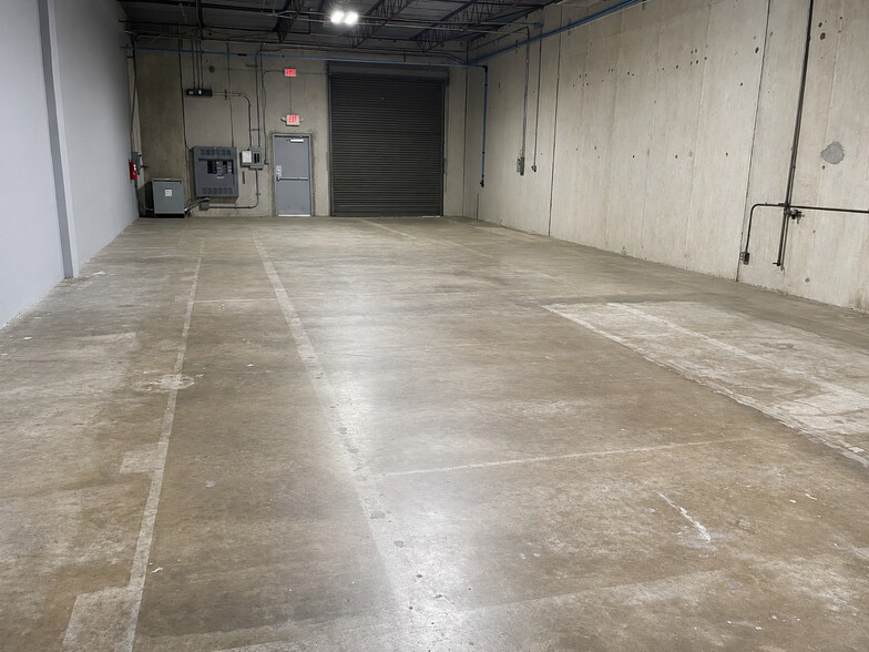 More Photos Of 3700 Yale St, Houston Warehouse For Lease