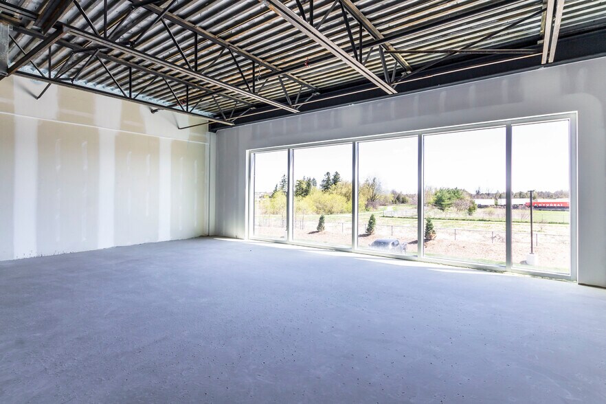 More Photos Of 585 Hanlon Creek Blvd, Guelph Showroom For Lease